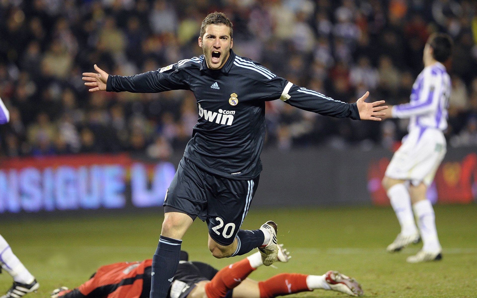 凯撒酋长球迷支持力度加大，主场气氛火爆，凯撒酋长球衣