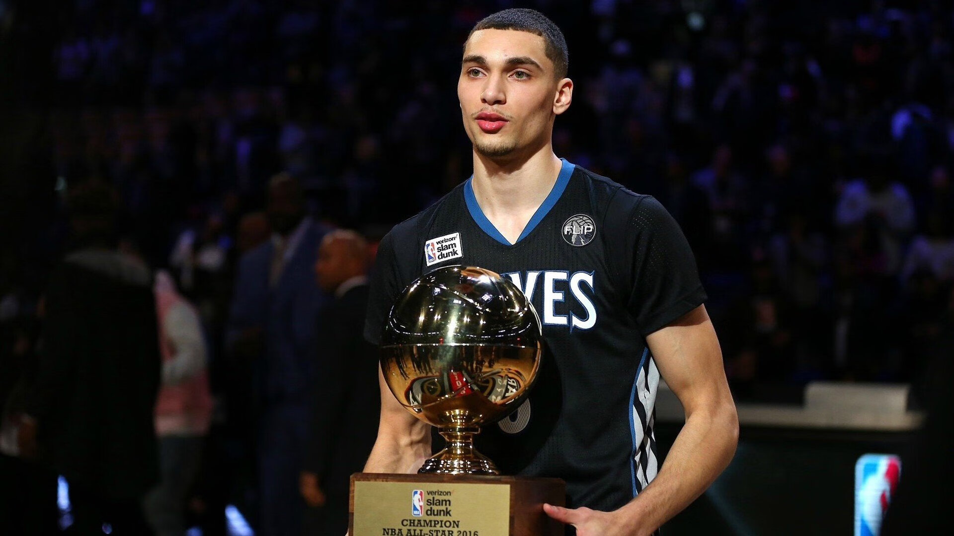 国王场边训练照展示球员专注面貌,国王 球队